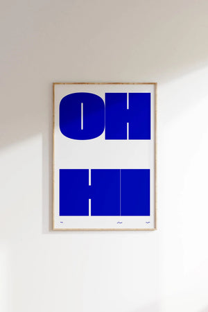 Grafisk typografi plakat i blå nuancer med geometriske bogstavformer på lys baggrund