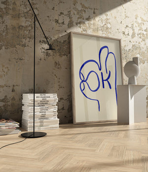 Grafisk plakat med håndtegnet OK-symbol i blå linjer på lys baggrund