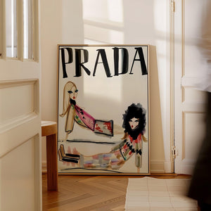 Illustrativ modeplakat med Prada-tekst og fashionfigurer i kunstnerisk stil på lys baggrund