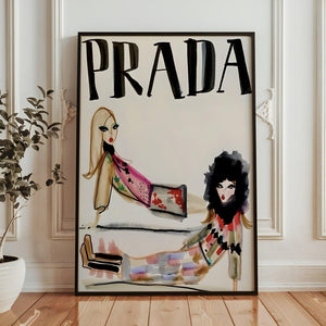 Illustrativ modeplakat med Prada-tekst og fashionfigurer i kunstnerisk stil på lys baggrund