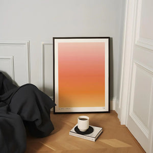Minimalistisk plakat med orange farveovergange inspireret af solnedgang i moderne indretning