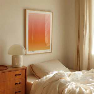 Minimalistisk plakat med orange farveovergange inspireret af solnedgang i moderne indretning