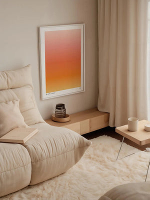 Minimalistisk plakat med orange farveovergange inspireret af solnedgang i moderne indretning
