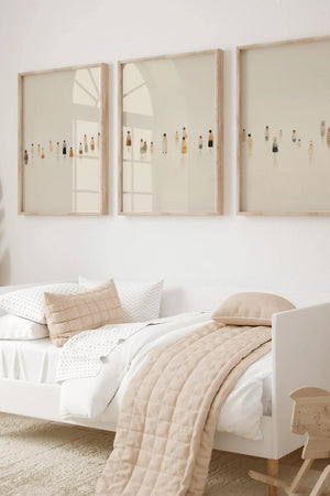 Moderne billedvæg med tre neutrale plakater med små figurer i beige toner