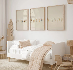 Moderne billedvæg med tre neutrale plakater med små figurer i beige toner