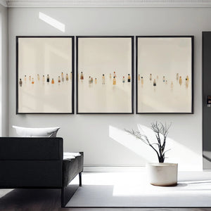 Moderne billedvæg med tre neutrale plakater med små figurer i beige toner