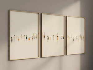 Moderne billedvæg med tre neutrale plakater med små figurer i beige toner