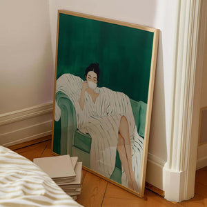 Plakat med kvinde i afslappet positur på grøn sofa i rolige grønne nuancer