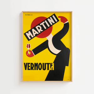 Bring retrostemningen ind i hjemmet med denne farverige og ikoniske Martini Vermouth plakat. Med sin karakteristiske art deco-stil og stærke farver er den perfekt til køkkenet, baren eller stuen. En klassisk vintage plakat for dig, der elsker gamle reklamer og stilfuldt design.