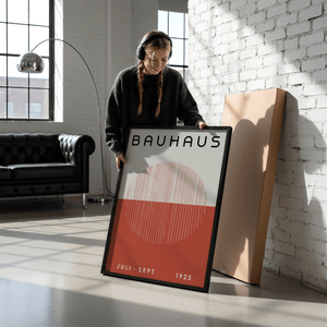 Bauhaus plakat med halvcirkel af vertikale linjer over rød flade i minimalistisk grafisk design.