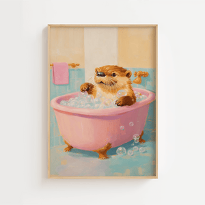 Illustration af sød odder i lyserødt badekar med bobler, perfekt som humoristisk plakat til badeværelset.