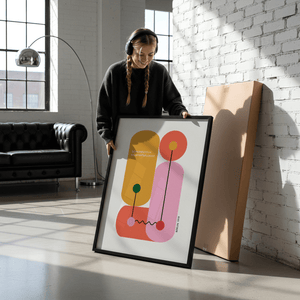 Bauhaus plakat med farverige modernistiske former og grafiske linjer inspireret af arkitektskolen i Berlin.