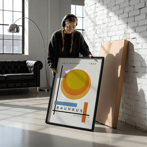 Bauhaus plakat med cirkulære former, grafiske linjer og varme farver inspireret af Bauhaus Ausstellung og modernistisk design.
