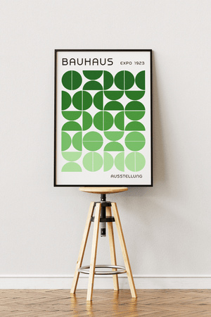 Bauhaus plakat med grønne geometriske cirkler og halvcirkler i et modulært udstillingsdesign inspireret af Bauhaus expo 1923.