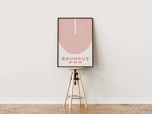 Bauhaus plakat med røde linjer i halvcirkelformet grafisk mønster og minimalistisk design.