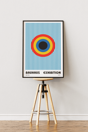 Bauhaus plakat med koncentriske cirkler i primærfarver og vertikale blå linjer i et grafisk udstillingsdesign.