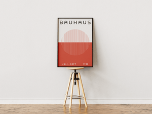 Bauhaus plakat med halvcirkel af vertikale linjer over rød flade i minimalistisk grafisk design.