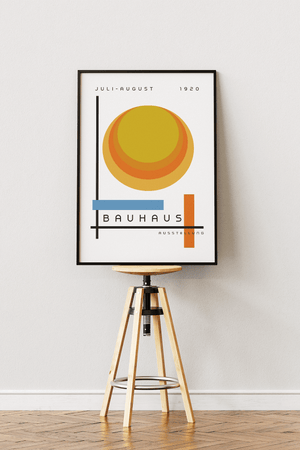 Bauhaus plakat med cirkulære former, grafiske linjer og varme farver inspireret af Bauhaus Ausstellung og modernistisk design.