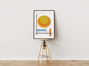 Bauhaus plakat med cirkulære former, grafiske linjer og varme farver inspireret af Bauhaus Ausstellung og modernistisk design.