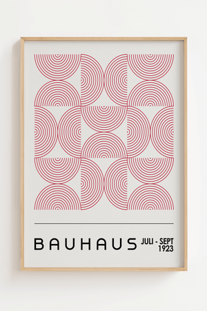 Bauhaus plakat med gentagne røde buer og grafisk mønster i minimalistisk design.
