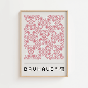 Bauhaus plakat med gentagne røde buer og grafisk mønster i minimalistisk design.