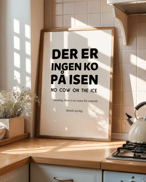 Plakat med teksten “Der er ingen ko på isen” og engelsk forklaring, minimalistisk dansk citatplakat i sort typografi.