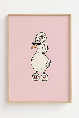 Sød humor plakat med and i håndklæde og solbriller på lyserød baggrund, iført hjemmesko med hjerter.