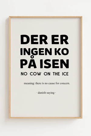 Plakat med teksten “Der er ingen ko på isen” og engelsk forklaring, minimalistisk dansk citatplakat i sort typografi.