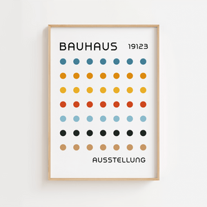 Bauhaus plakat med farvede cirkler i systematisk grid, inspireret af Bauhaus Ausstellung og modernistisk grafisk design.