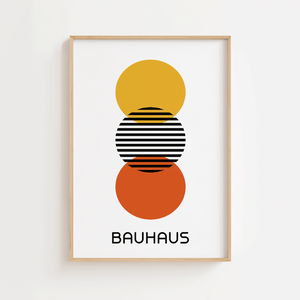 Bauhaus plakat med tre cirkler i varme farver og sort-hvide linjer i et geometrisk og minimalistisk design.