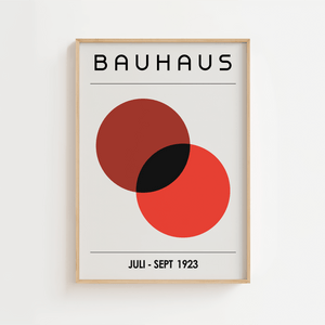 Bauhaus plakat med to overlappende cirkler i dyb rød og sort i minimalistisk geometrisk design.
