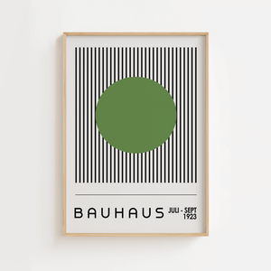 Bauhaus plakat med grøn cirkel foran sorte vertikale linjer i minimalistisk grafisk design.