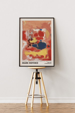 Farverig abstrakt plakat med røde, blå, gule og hvide former på en varm brun baggrund inspireret af Mark Rothkos ekspressive stil.