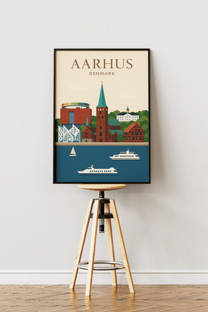Aarhus plakat med havnefronten, Aarhus Domkirke, Aros regnbuen og moderne bygninger. Farverig byplakat i minimalistisk design.