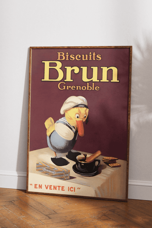 Vintage plakat med fransk kok, kaffe og kiks fra Biscuits Brun – retroreklame med teksten "En vente ici"