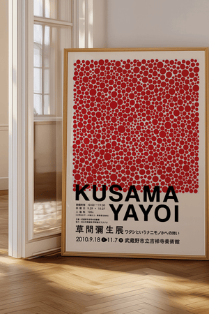 Dot Field – Yayoi Kusama plakat med røde prikker i klassisk mønster – moderne kunstplakat.