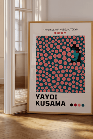 Hidden Face – Yayoi Kusama plakat med ikoniske prikker og skjult ansigt i farverigt grafisk design – moderne kunstplakat.