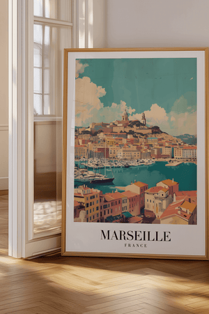 Marseille byplakat med udsigt over havn, farverige huse og Notre-Dame de la Garde.