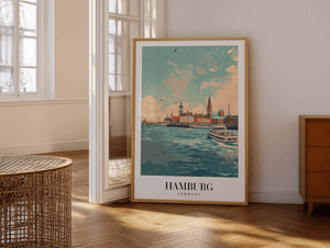 Hamburg Skyline plakat med udsigt over vand, bygninger og både – farverig byplakat fra Tyskland.