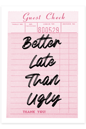 Tilføj humor til din indretning med Better Late Than Ugly Plakat. Perfekt citat plakat til badeværelse, soveværelse eller som sjov gaveidé.