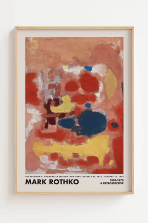 Farverig abstrakt plakat med røde, blå, gule og hvide former på en varm brun baggrund inspireret af Mark Rothkos ekspressive stil.