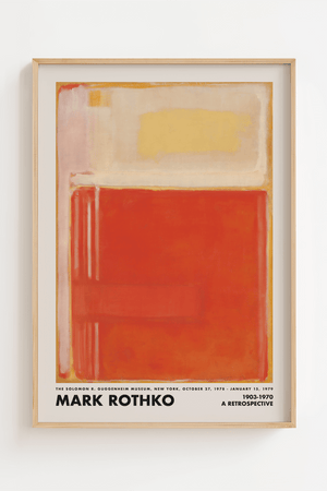 Abstrakt plakat med lyse beige og cremefarver kombineret med et stort varmt orange farvefelt inspireret af Mark Rothkos farvefelter.