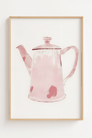 Retro plakat med lyserød tekande på lys baggrund i træramme – perfekt som køkkenplakat eller vintage vægkunst.

