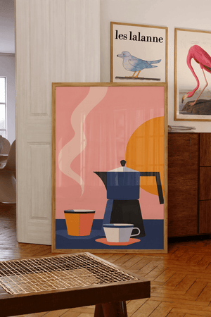 Plakat med moka-kande, kaffekopper og solrig baggrund i moderne farver – perfekt køkkenplakat.

