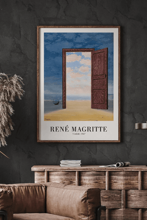 René Magritte plakat med åben dør til havudsigt – surrealistisk kunsttryk i blå og sandfarver.