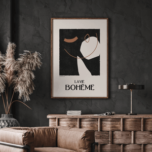 La Vie Bohème plakat med sort baggrund og abstrakt linjetegning inspireret af Galerie Maeght, hængende i moderne stue.