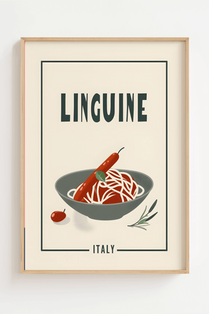 Dekorativ plakat med en skål linguine pasta og tomatsauce. Perfekt italiensk madplakat til køkken, spisestue eller gave til madelskere.

