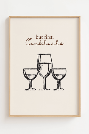 Minimalistisk plakat med tre cocktailglas og teksten “But first, Cocktails” i håndtegnet stil
