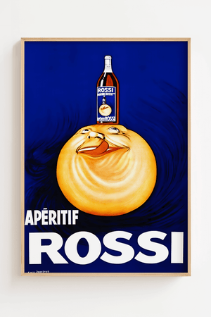 Vintage plakat med blå baggrund, en flaske Rossi aperitif og en glad appelsinfigur – retro reklameplakat med humor og farver.

