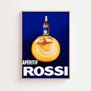 Vintage plakat med blå baggrund, en flaske Rossi aperitif og en glad appelsinfigur – retro reklameplakat med humor og farver.

